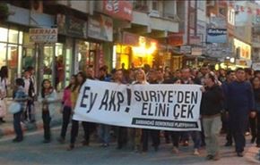 آلاف الأتراك يتظاهرون في أنطاكيا والسويدية دعما للنظام السوري