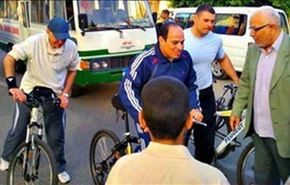 تصاویر؛ دوچرخه‌سواری وزیرسابق دفاع مصر در قاهره