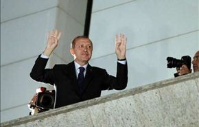 أردوغان يرفع “شعار رابعة” بعد فوزه بانتخابات تركيا