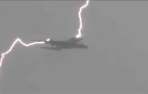 ویدیو؛ لحظه برخورد صاعقه با هواپیما
