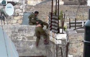 بالفيديو؛ جنود (الجيش الذي لايقهر) يعجزون عن تسلق جدار