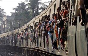 کمک گرفتن مرد هندی از قطار برای درمان قانقاریا !