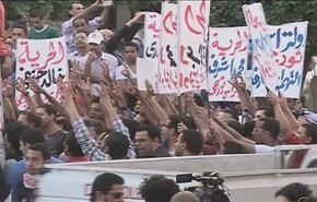 بالفيديو، ما رمزية تظاهرات النشطاء امام القصر الرئاسي المصري؟