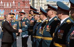 بوتين يشارك باحتفالات عسكرية بالقرم واوكرانيا على وقع القتال مجددا