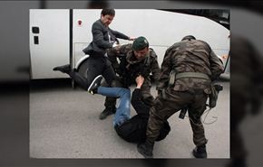 بالصور؛ احد مستشاري اردوغان يركل متظاهرا اعتقلته الشرطة