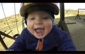 فيديو وصور/ لحظات رائعة لطفل 10 اشهر على أرجوحة