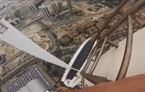 فيديو/هواة يصعدون لقمم أبراج دبي ويصورون انفسهم