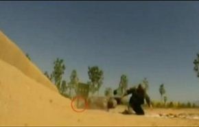 بالفيديو: جندي ينجو بأعجوبة بعد فشله بإلقاء قنبلة