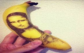 بالصور.. فنان يستخدم الإبر لخلق أشكال فنية على قشر الموز