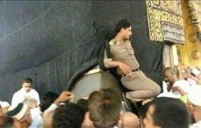 عکس: کفش پلیس گستاخ بر روی حجر الاسود مقدس