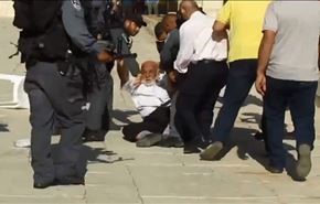 بدون شرح؛ حمله صهیونیست‌ها به پیرمرد فلسطینی + ویدیو