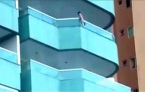 فيديو يخطف الأنفاس.. طفل يتدلى من الطابق الخامس