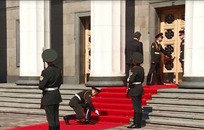 فيديو/ جندي يسقط ارضا خلال استقبال رئيس اوكرانيا الجديد