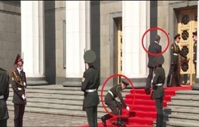 بالفيديو: جندي يسقط بعد مرور الرئيس الاوكراني من امامه