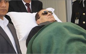 اصابة مبارك بكسر في ساقه في مستشفى عسكري