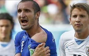 خطای عجیب بازیکن اروگوئه در مقابل ایتالیا + فیلم