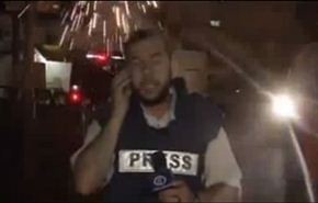 شاهد ...سقوط قذيفة اسرائيلية على مراسل على الهواء