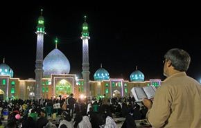 الإيرانيون يحيون ليالي القدر المباركة في كافة أنحاء البلاد