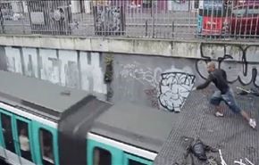پرش خطرناک روی سقف قطار مترو در پاریس+فیلم