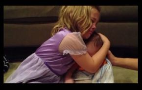 بالفيديو .. بكاء طفلة لا تريد لشقيقها أن يكبر