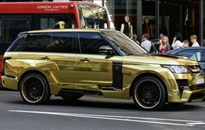 بالصور/السياح العرب في بريطانيا: سيارات من الذهب الخالص!