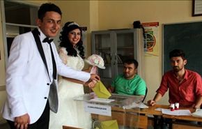 بالصورة: عروسان في تركيا يدليان بصوتيهما في انتخابات الرئاسة