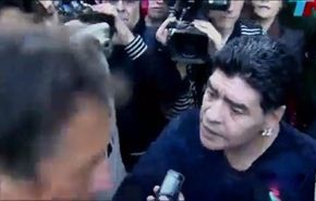 بالفيديو.. مارادونا يصفع صحفياً على وجهه