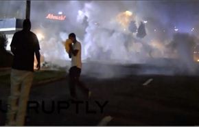 استهداف متظاهري فيرغسون بقنابل الدخان وأوباما يقطع إجازته+فيديو