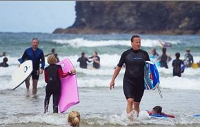 صور/رئيس وزراء بريطانيا يركب الأمواج بعد 19 ساعة من إعدام «فولي»