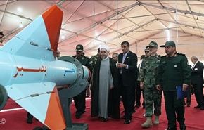 بالصور: الرئيس روحاني يتفقد معرض الصناعات الدفاعية