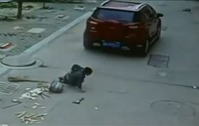 فيديو.. نجاة طفل بأعجوبة بعد دهسه بسيارة