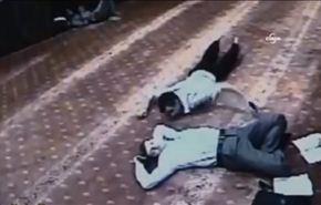 بالفيديو./لص يسرق هاتفًا من شاب نائم في المسجد