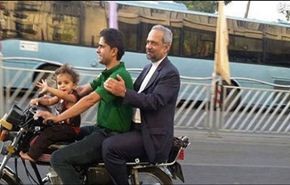 بالصور..مدير مكتب الرئيس روحاني يستقل دراجة نارية
