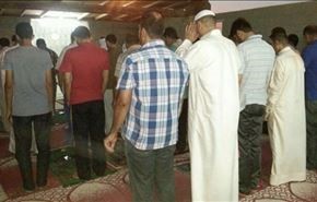 البحرينيون يقيمون صلوات الجماعة في المساجد المهدمة