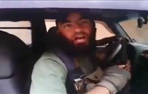 بالفيديو/ ذباح داعشي: نحن قوم نحب شرب الدماء !