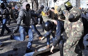 مواجهات بين متظاهرين والشرطة امام البرلمان في كييف