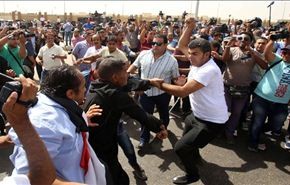 اشتباكات في القاهرة بين مؤيدين ومعارضين عقب تأجيل الحكم على مبارك