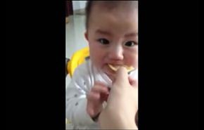 فيديو طريف لردة فعل طفل يتذوق الليمون لأول مرة