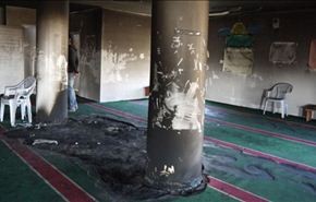 صور/مستوطنون يحرقون مسجدًا بالضفة ويدنسونه بشعارات عنصرية