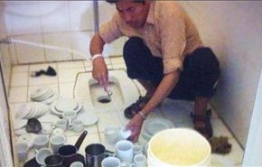 فيديو/عامل يغسل أكواب القهوة داخل دورة مياه بالسعودية!