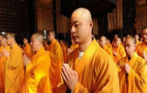 فيديو لشجار وتبادل لكمات بين راهبين بوذيين !