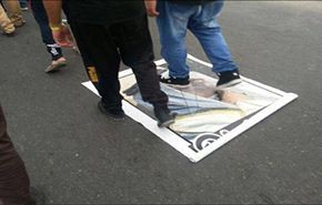 متظاهرون يسحقون بأقدامهم صور ملك البحرين