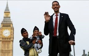 بالفيديو والصور..مقابلة بين أطول وأقصر رجلين في العالم في ذكرى 