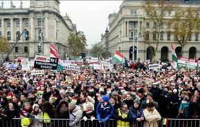آلاف المجريين يحتشدون للمطالبة باستقالة رئيس وزرائهم