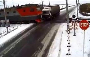 بالفيديو.. حادث على خط لسكك الحديد في كازاخستان