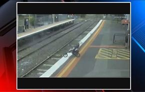 عربة تسقط على سكة قطار وبداخلها طفل+فيديو