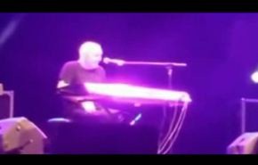 فيديو...لحظة موت مغني على المسرح أمام الجمهور