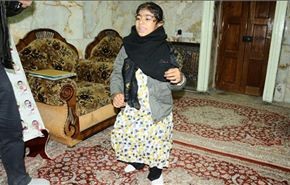 صور/طفلة باكستانية مشلولة تشفي عند مرقد الإمام الحسين ع