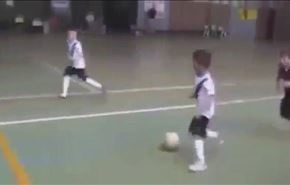 مهارت عجیب کودک برزیلی در فوتبال + فیلم