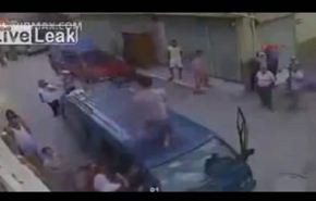 فيديو: رجل يقفز من شرفة منزله ليتشاجر مع سائق متهور!